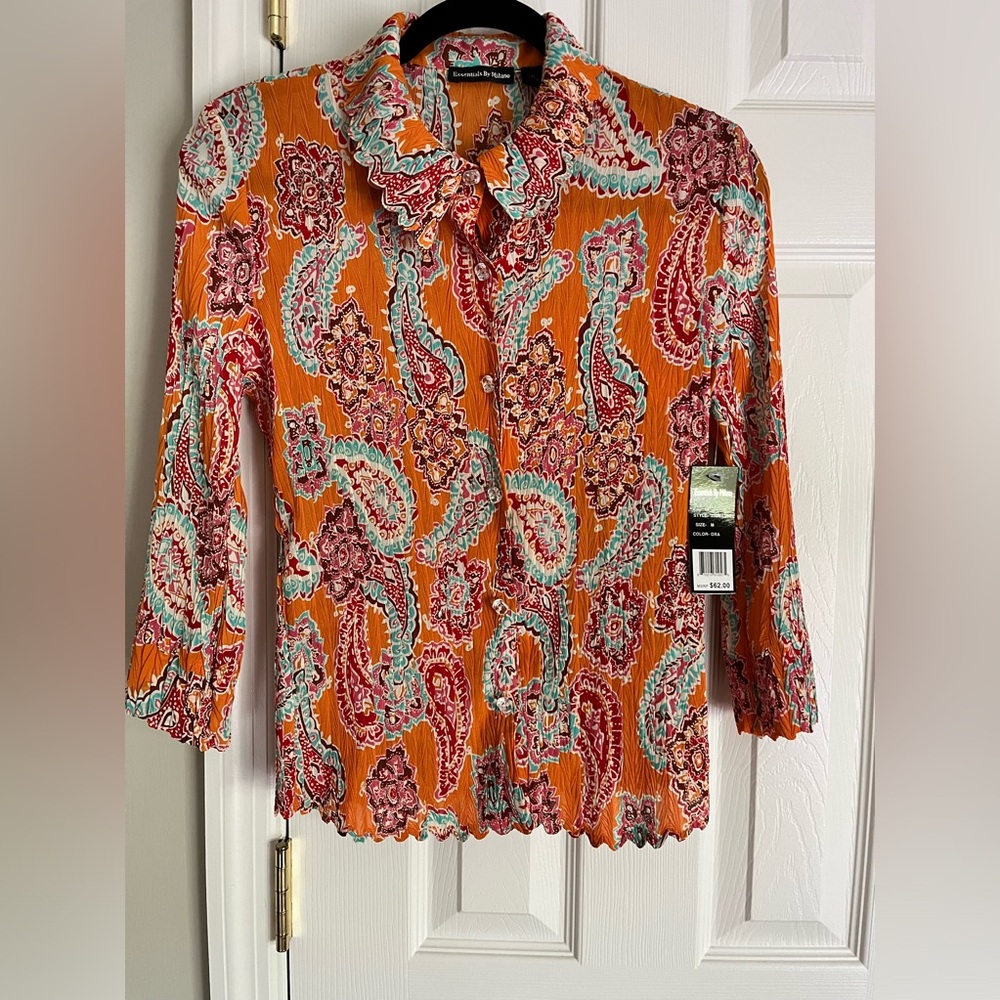 🌟🌟NWT!!  Beautiful Plissé fabric blouse w/crystal like buttons.